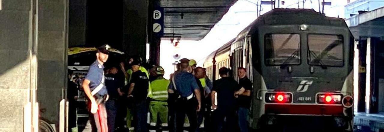 Roma Termini, travolta e uccisa da un treno in transito: la donna si sarebbe sdraiata sui binari
