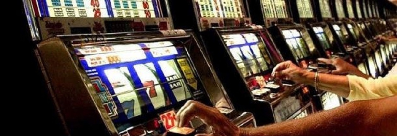 Vinceva sempre alle slot machine, ma c'era un trucco: arrestato