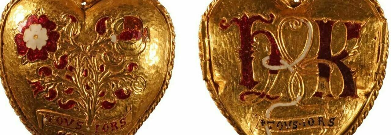 Le due facce del ciondolo a forma di cuore con i simboli collegati a Enrico VIII e a Caterina d'Aragona