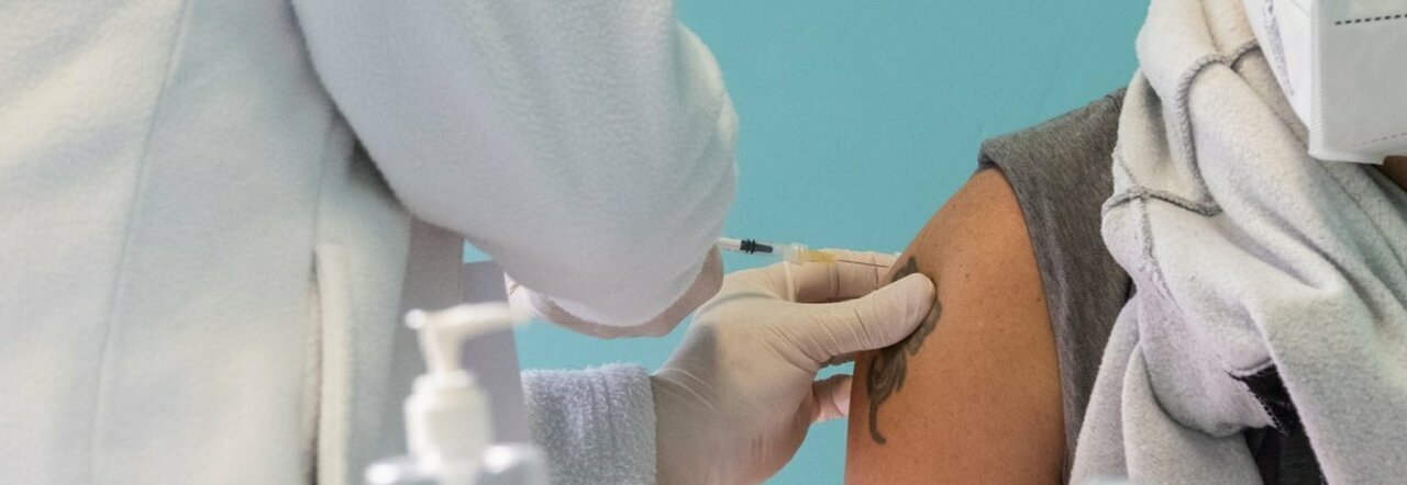 Covid, vaccino dopo la guarigione: ecco quando e come. «In futuro si bisognerà misurare gli anticorpi»