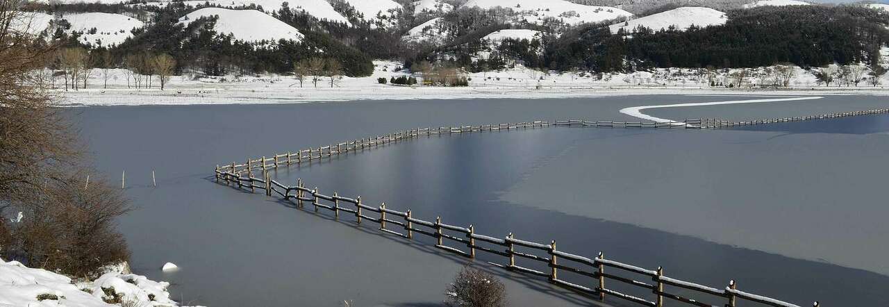 Il lago Laceno con una veste invernale