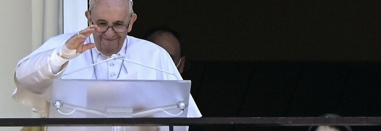 Papa Francesco come sta? Niente segreti sulla salute: la strategia per escludere le dimissioni. La nuova linea per frenare il gossip