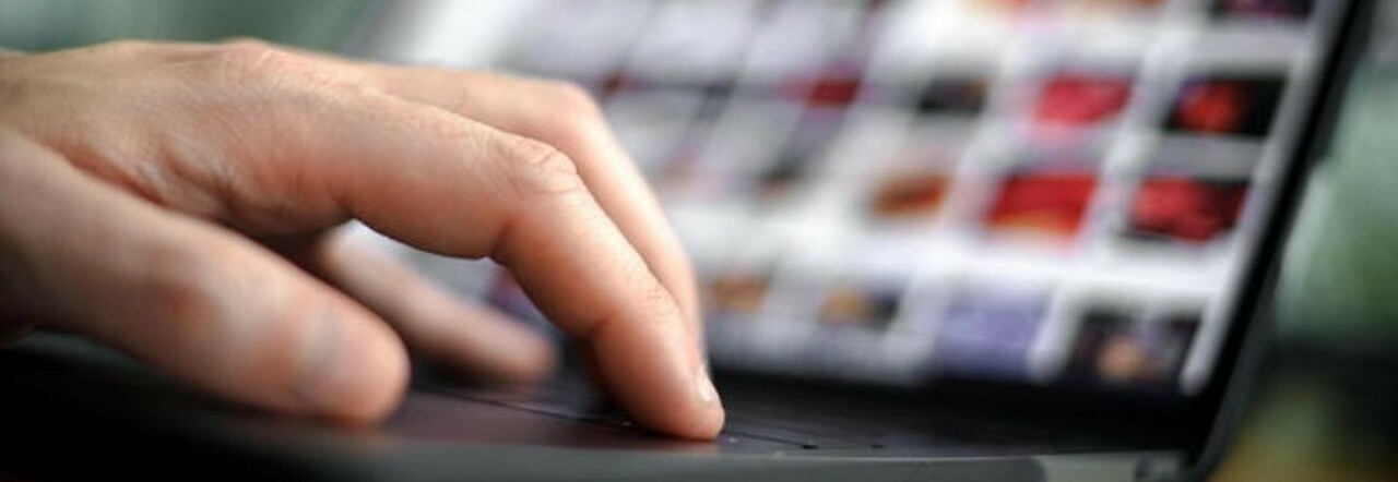 Roma, pedofilo sui social adesca una 12enne: «Cinque euro a foto»