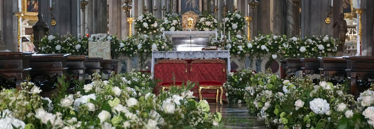 Mamma prenota chiesa per il matrimonio al posto del figlio, il prete si rifiuta: «Lo può sposi per procura»