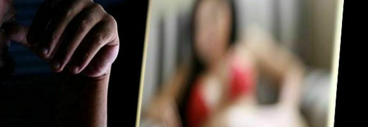 Revenge porn: l amore social, donna minacciata dall'amante conosciuto su Badoo: soldi per non pubblicare foto osé