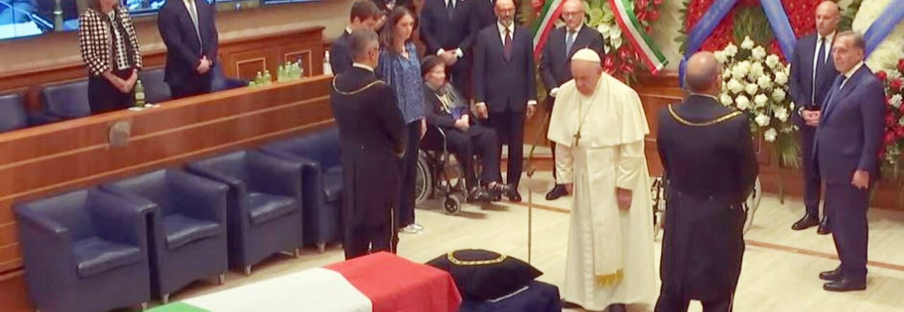 Napolitano, il Papa alla camera ardente: «Prima volta di un Pontefice in Senato»