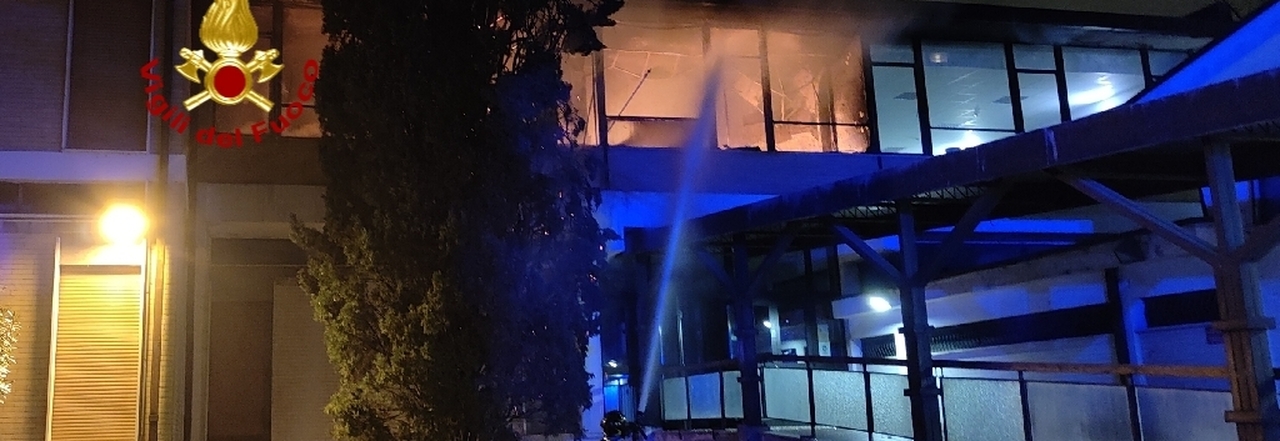 Incendio doloso alla scuola media Alighieri gli studenti restano