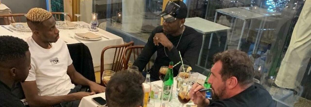 Victor Osimhen e Mario Balotelli insieme a cena