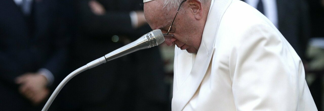 Papa Francesco, la commozione ai piedi della statua dell'Immacolata: «Sulla guerra vinca la pace»