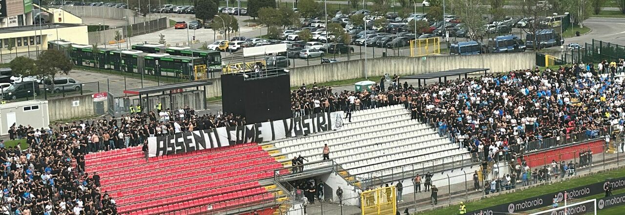 Monza-Napoli, striscione e protesta dei tifosi ultras che entrano in ritrardo
