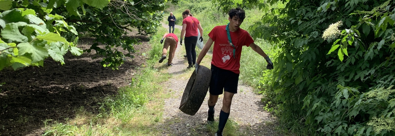 I volontari al lavoro per ripulire il fiume