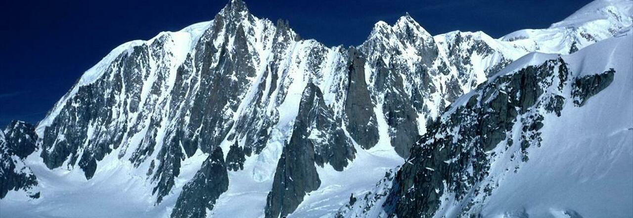 Monte Bianco, quattro alpinisti dispersi e altri due bloccati: soccorsi difficili per condizioni meteo proibitive
