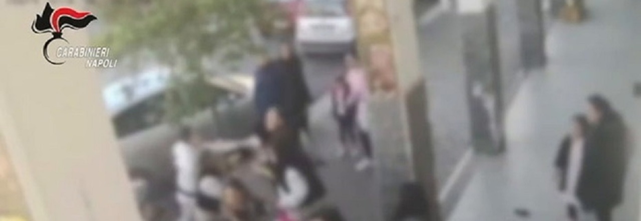 Napoli, rissa tra mamme a scuola a Scampia: il video delle botte
