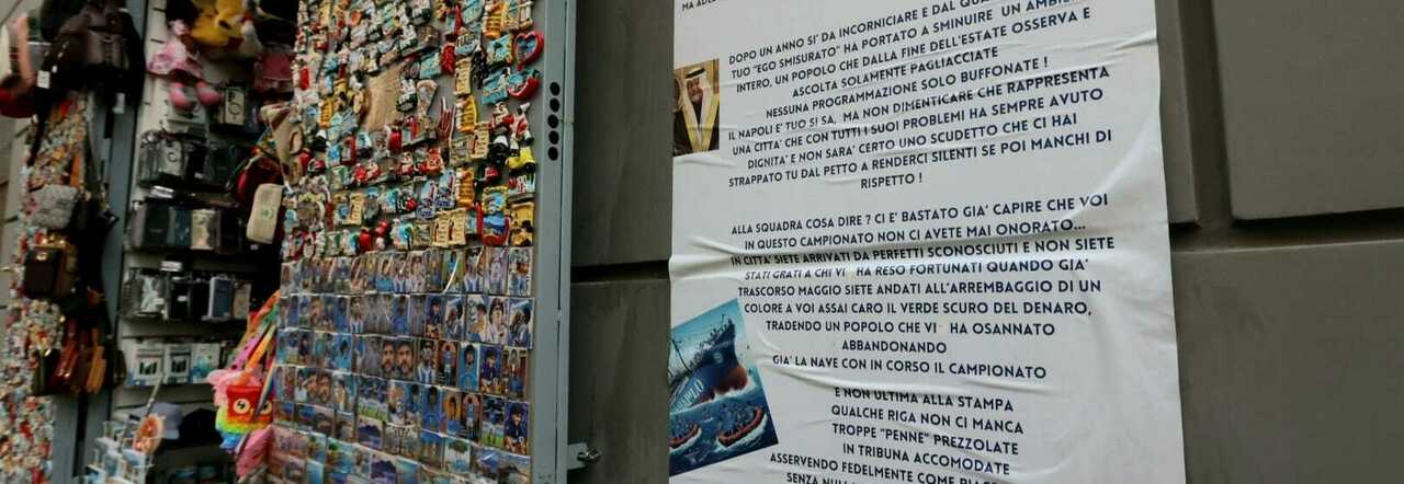 Uno dei manifesti affissi nel centro storico di Napoli