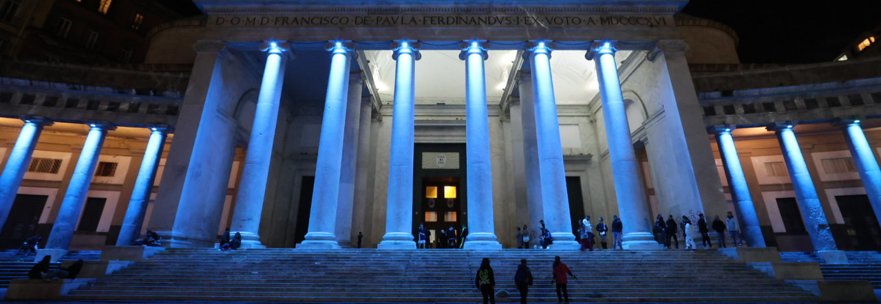 Il colonnato del Plebiscito illuminato a festa