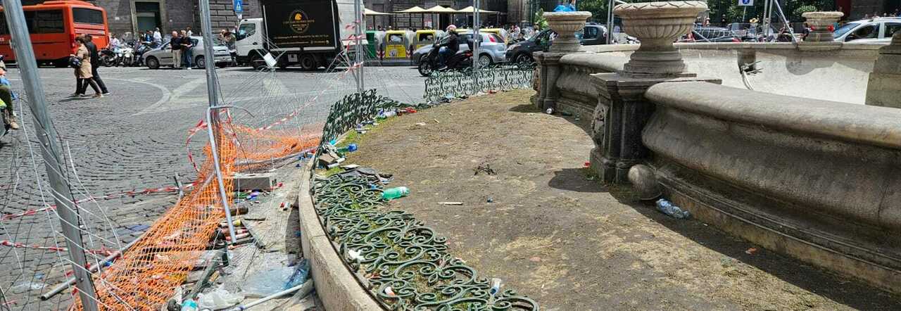 Scudetto Napoli, distrutta la Fontana del Carciofo durante la festa in Piazza del Plebiscito