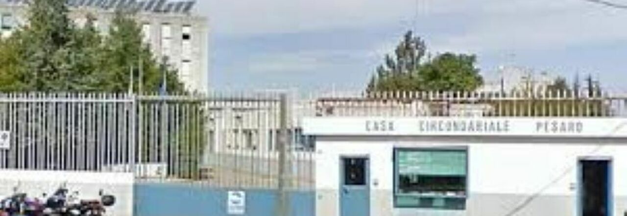 Botte e minacce nel carcere di Villa Fastiggi: detenuto 25enne a processo