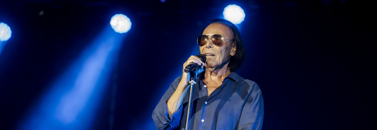 Antonello Venditti rimedia dopo la gaffe degli insulti alla fan: «Porto  Cinzia sul palco, una ragazza autistica che è stata ferita da me»