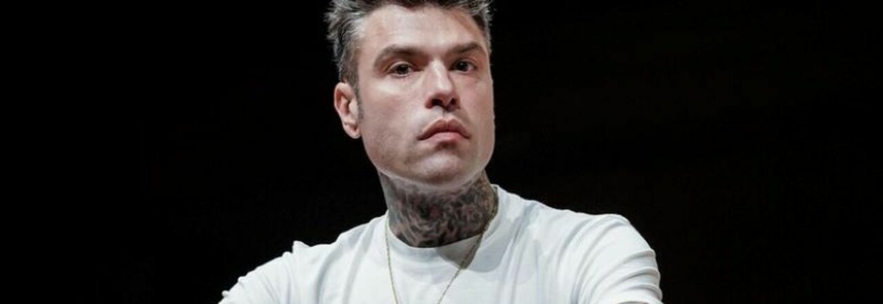 Fedez rientra da Forte dei Marmi senza l'orologio da 200mila euro: la  serata al Twiga (con 60 bottiglie di champagne) e la villa di lusso