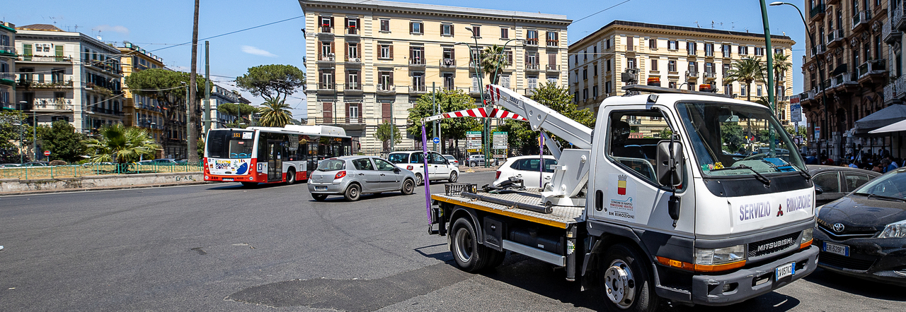 Napoli, controlli a piazza Sannazaro e corso Vittorio Emanuele: rimossi 25 veicoli