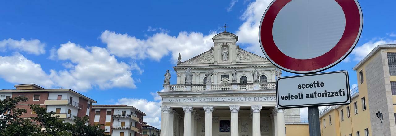 Il piazzale davanti la Basilica della Madonna delle Grazie Il piazzale davanti la Basilica della Madonna delle Grazie