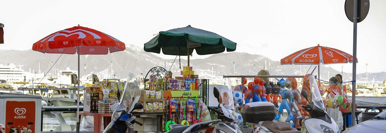 Uno dei chioschi riaperti a via Acton