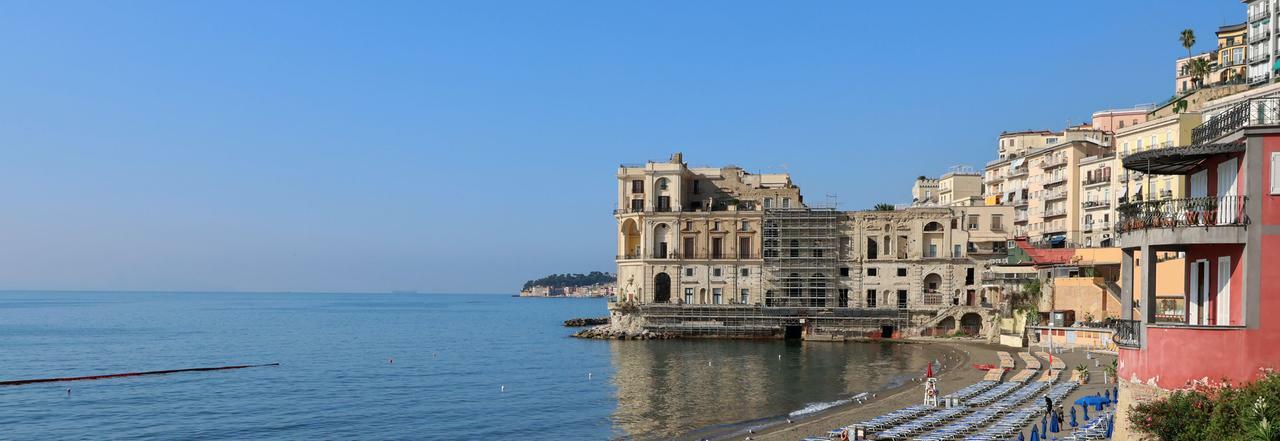 Una visuale dall’alto del Bagno Elena a Posillipo