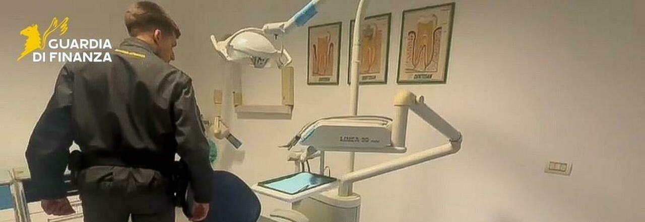Il dentista operava senza abilitazione: Ancona, blitz della Finanza dopo un intervento