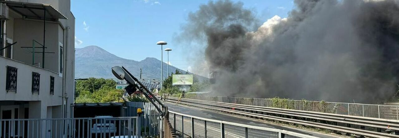 Incendio a Castellammare, fiamme sulla ferrovia: a fuoco un deposito, paralizzata la Penisola