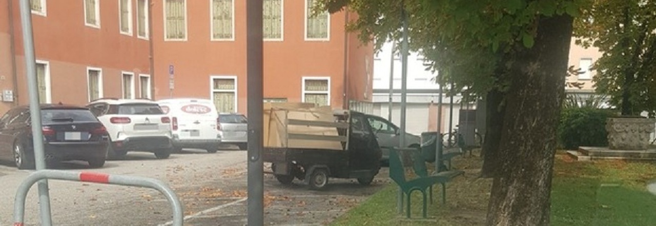 Marito e moglie sfrattati di casa, la coppia vive nell'Ape parcheggiata vicino al Comune: «Di notte dormono sulle panchine»