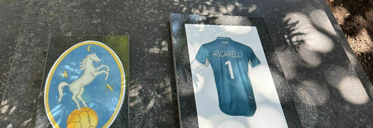 Compleanno Napoli, omaggio dei tifosi alla tomba di Giorgio Ascarelli Compleanno Napoli, omaggio dei tifosi alla tomba di Giorgio Ascarelli