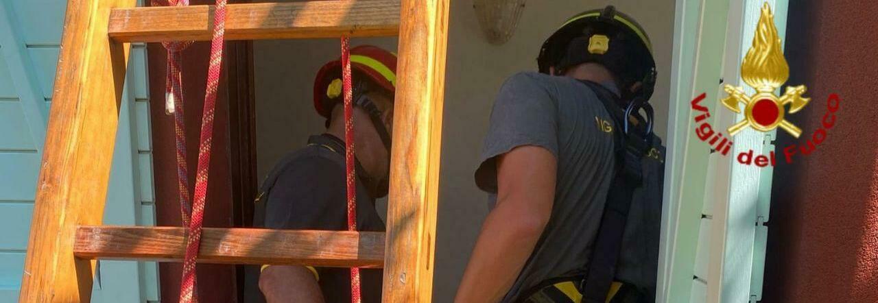 Cammina su delle tavole di legno e cade nel vuoto. Dipendente B&B grave: portata in codice rosso a Torrette