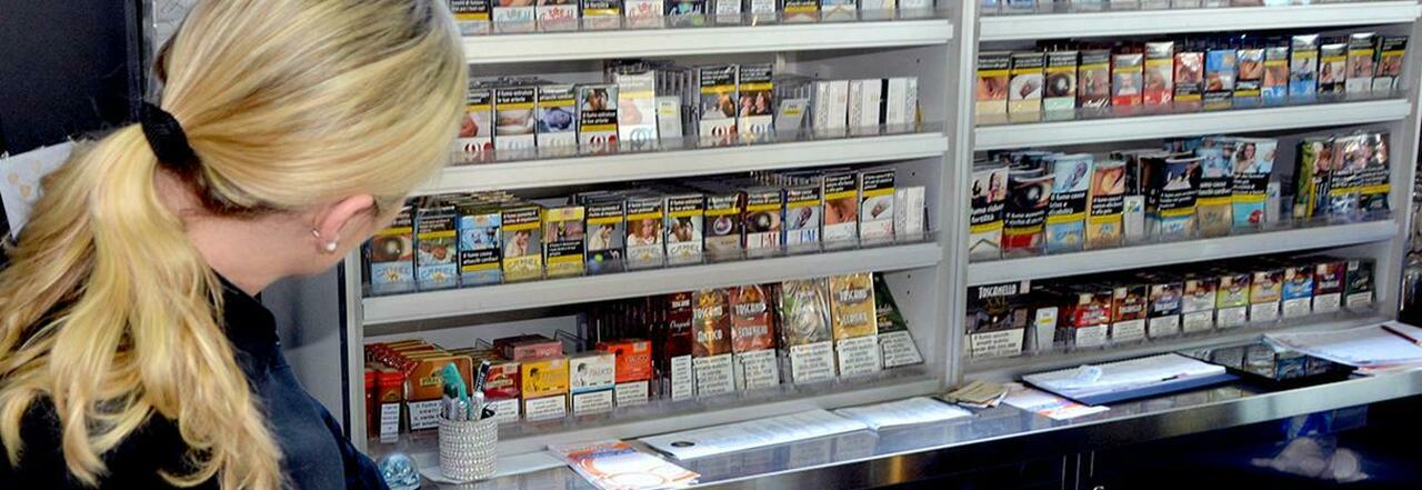 Sigarette, gli aumenti dal 1° gennaio: +14-15 centesimi a pacchetto,  rincari meno pesanti su tabacco riscaldato e liquidi