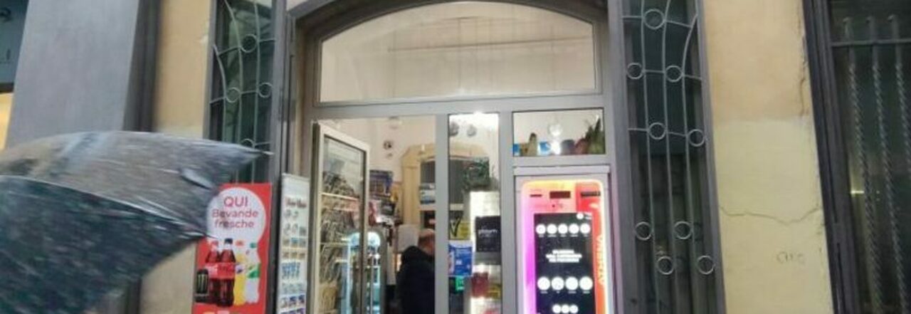 Salerno, tabaccaio aggredito alle spalle: via soldi e sigarette ai Mercanti