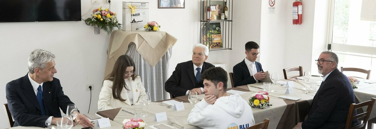 Il presidente a pranzo da Nco, sotto da sinistra con la preside dell istituto Carli e con Marisa ed Emilio Diana, fratelli di don Peppe