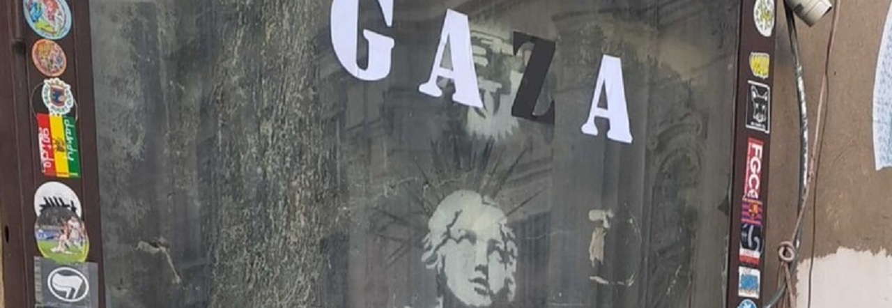 Le scritte pro Gaza sulla Madonna con la pistola