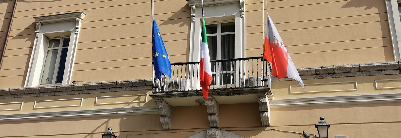 Covid, bandiere a mezz'asta a Palazzo Mosti