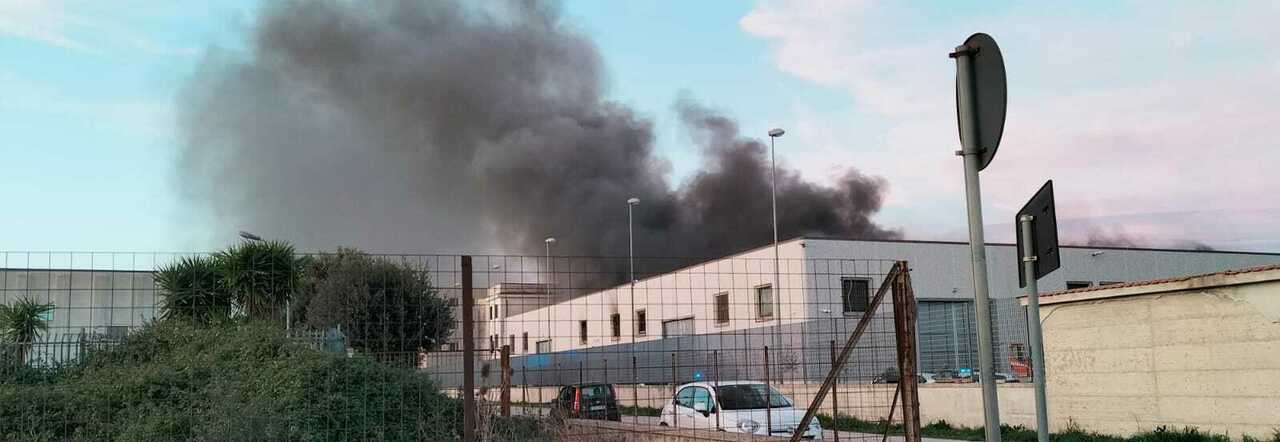 L'incendio in una fabbrica di bici a Marcianise
