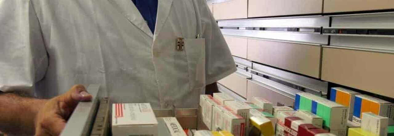 Farmacie a corto di medicine: antibiotici, antinfiammatori e sciroppi, scaffali semivuoti