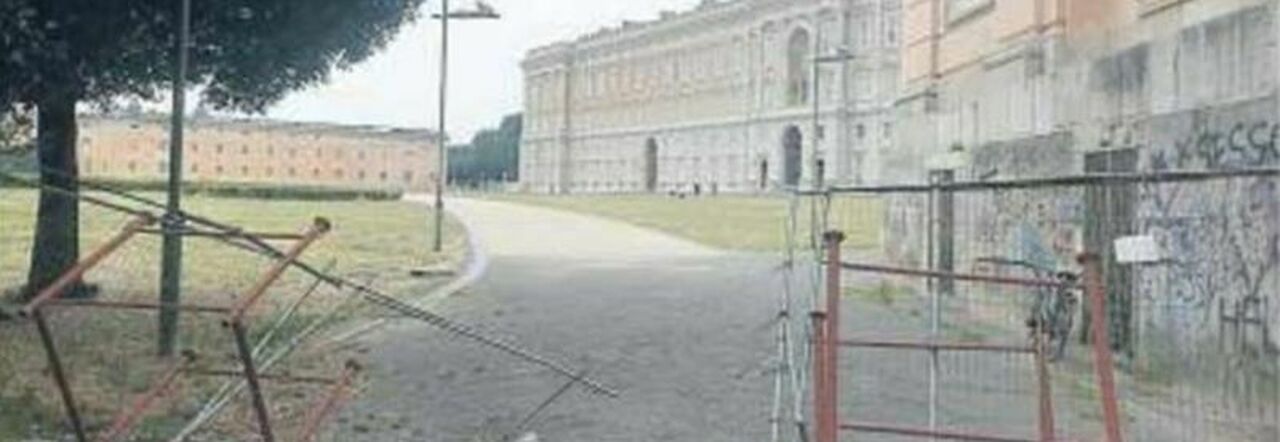 A Passeggio Nel Grande Degrado Per Entrare Nella Reggia Di Caserta