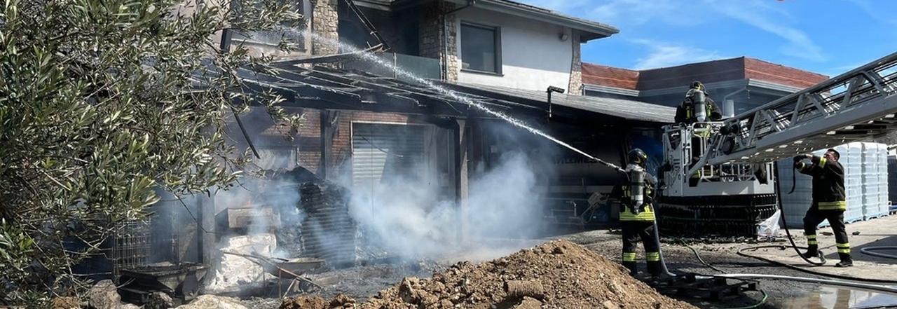 L'incendio nell'azienda dei vini Donnachiara