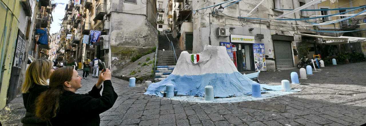 Il Vesuvio azzurro di cartapesta con tanto di scudetto realizzato dai tifosi ai quartieri Spagnoli