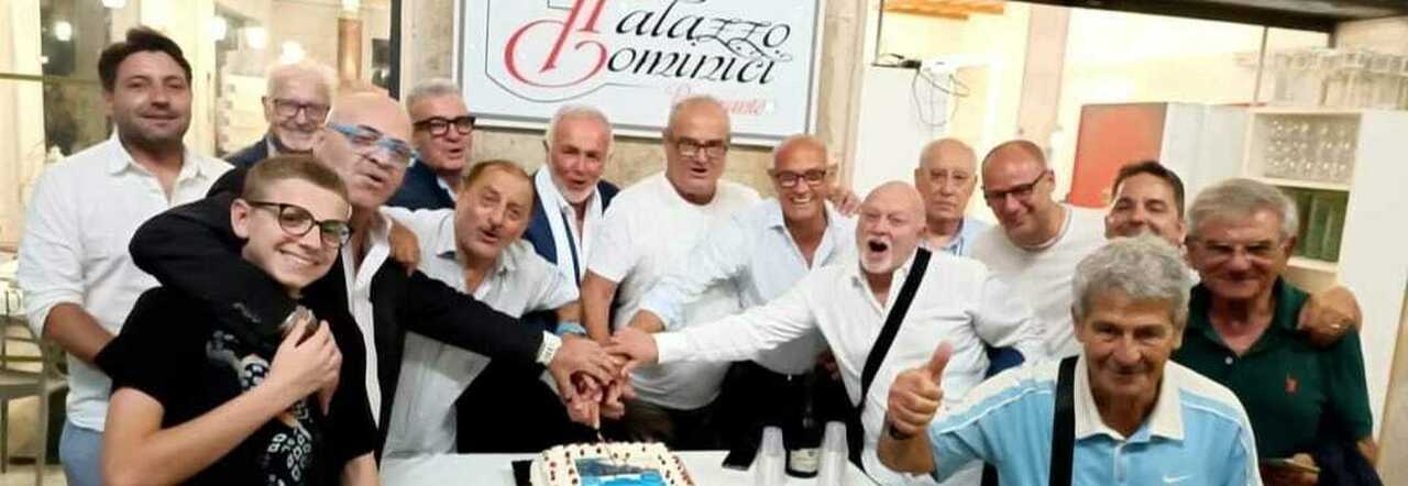 Il taglio della torta con l'Associazione Italiana Napoli Club