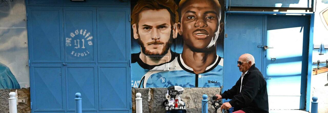 Uno dei tanti murales dedicati a Kvaratskhelia e Osimhen