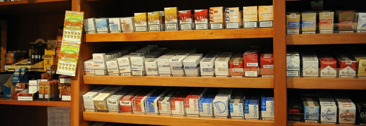 Sigarette, aumento di 20 cent da gennaio. Rincari anche su e-cig e sigari con le nuove accise dal 2023