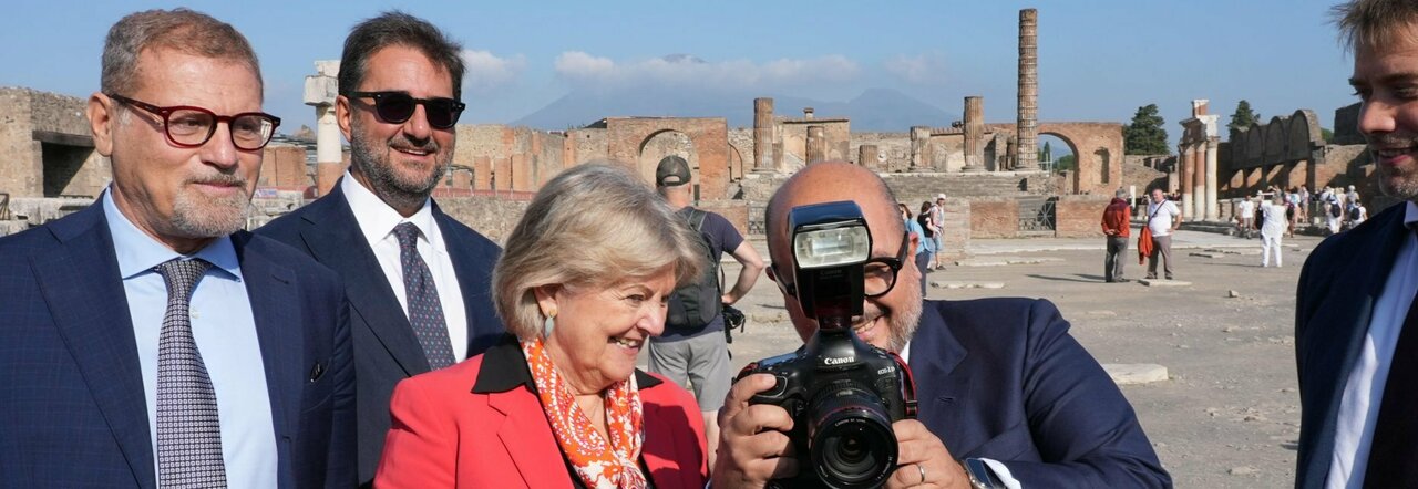 l ministro della Cultura Gennaro Sangiuliano e la commissaria europea Elisa Ferreira in visita agli scavi di Pompei