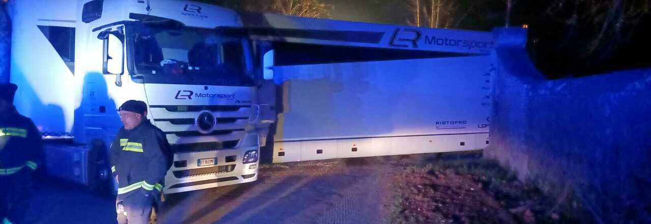 Civita Castellana, autoarticolato si incastra in via Nepesina: traffico  bloccato nella notte