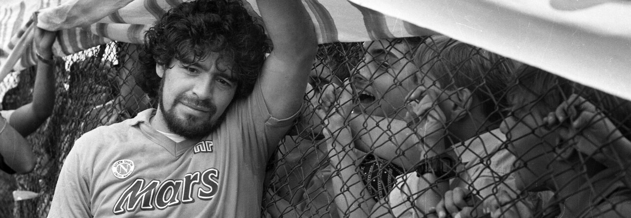 Maradona al campo Paradiso nel 1989 (Foto Sergio Siano)