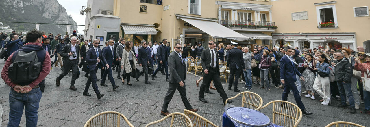 Il segretario di Stato Usa Antony Blinken attraversa la piazzetta di Capri
