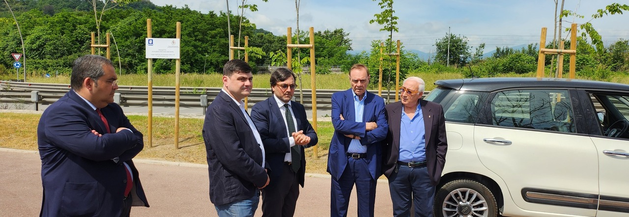 Il sindaco Mastella nell'area interessata dalla piantumazione dei tigli